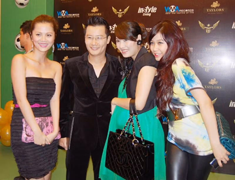 Thời điểm dự thi Hoa hậu người Việt hoàn cầu tại Mỹ năm 2013 và đoạt giải Á hậu, người đẹp sinh năm 1982 vướng nghi vấn đã có chồng con. Đầu tháng 6/2010, trong bức ảnh cổ vũ cho các nghệ sĩ tham gia đội bóng, Quế Vân lúc đó lộ rõ bụng bầu lùm lùm. Ảnh: Giaoduc.net.