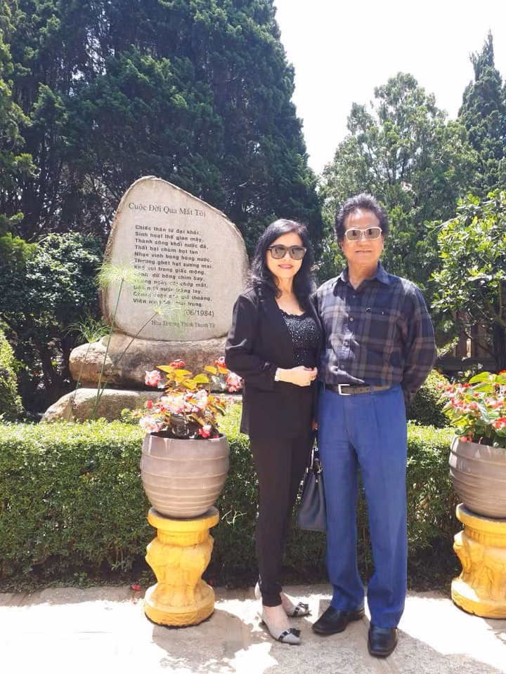 Bà xã Vương Nga luôn sát cánh cùng chồng cả trong cuộc sống lẫn công việc. Ảnh: FBNV.
