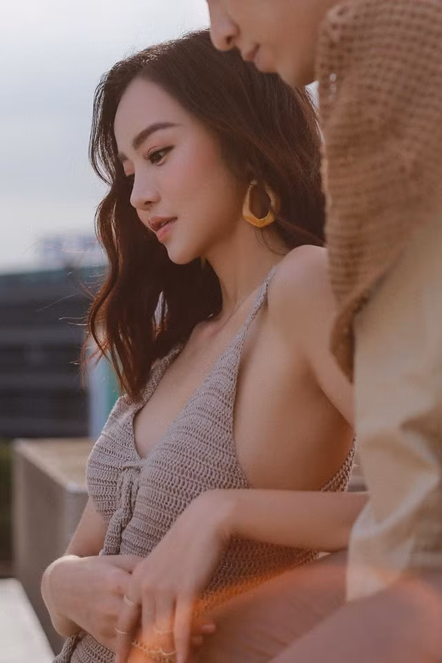 Đúng dịp Valentine vừa qua, ca sĩ Tronie Ngô (Ngô Trọng Thành) - cựu thành viên của nhóm 365 khiến fan bấn loạn khi công khai bạn gái xinh đẹp trong bộ ảnh tình tứ trên trang cá nhân.