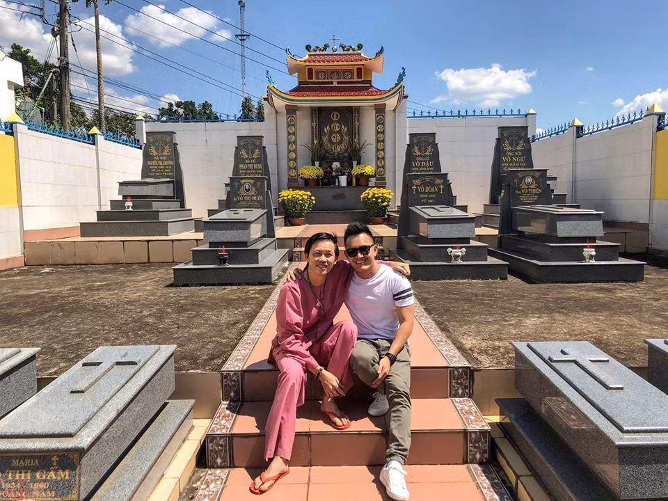 Trong lần về quê Quảng Nam thăm mộ, con trai Hoài Linh đăng ảnh thân thiết bên cạnh cha cùng dòng chia sẻ: "Xa nhà 9 năm rồi. Ngày giỗ ông bà. Valentine này có gia đình thì niềm vui sẽ luôn bên ta. Cảm ơn vì đã cho con được như ngày hôm nay".