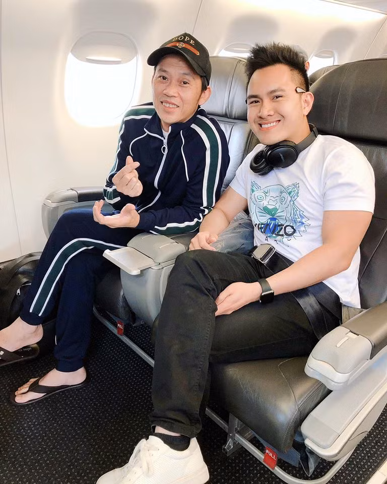 Hoài Linh và con trai thường xuyên tương tác trên mạng xã hội. Nam danh hài tếu táo gọi Thành Vinh là "tró con".
