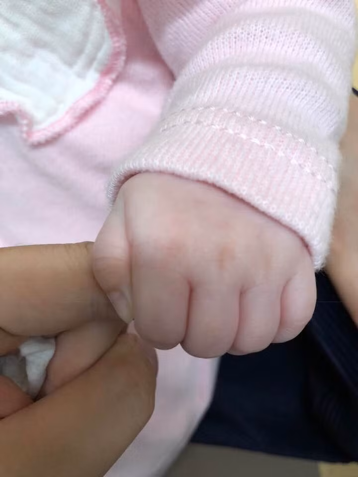 Cũng như nhiều sao Việt khác, người đẹp khéo khoe con nhưng lại không để lộ mặt.