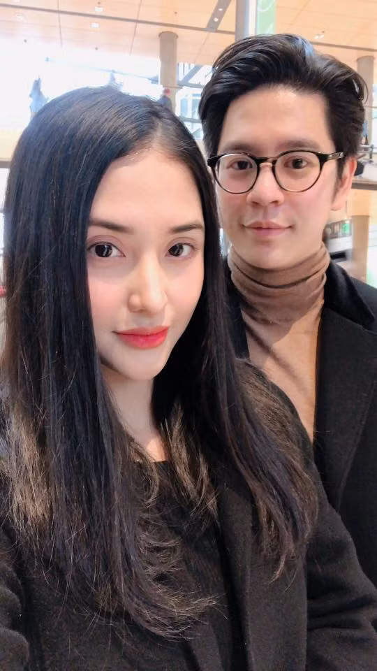Gương mặt của "thiên thần nhỏ" và ông xã giống nhau như đúc khiến mỹ nữ họ Hồ phải thốt lên: "Sao y bản chính... cứ như đặt vô máy photocopy in ra. Em tên Mai Vi là sếp của Mai Hồ".