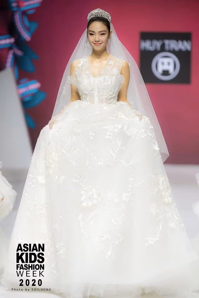 Minh Hằng cũng chưa hề có ý định sẽ rời bỏ cuộc sống độc thân dù đã ở tuổi 32.