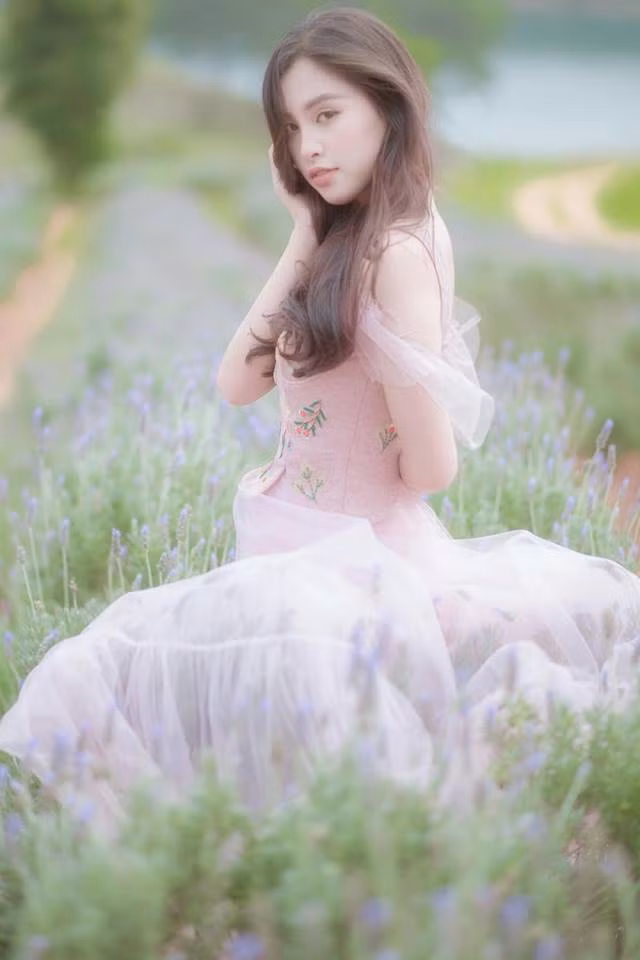 Để kỷ niệm 6 tháng ngày đăng quang, Hoa hậu Tiểu Vy tung bộ ảnh mới khoe vẻ đẹp mơ màng và ngọt ngào. Ảnh: Yết Bàng.