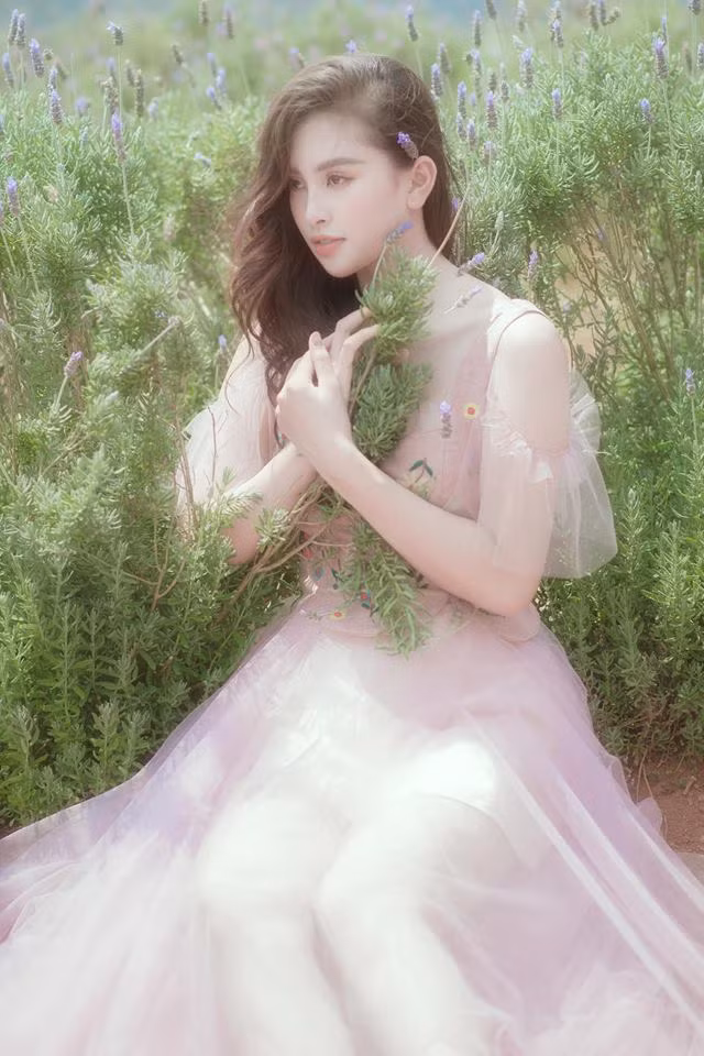 "Những gì Vy học hỏi được trong 6 tháng qua có lẽ bằng nhiều năm trước cộng lại. Cũng vì vậy Vy cảm giác như mình đã đăng quang lâu rồi, chẳng phải là 6 tháng. Thời gian là 6 tháng nhưng sự trải nghiệm và trưởng thành là của nhiều năm", Hoa hậu Việt Nam 2018 chia sẻ thêm.