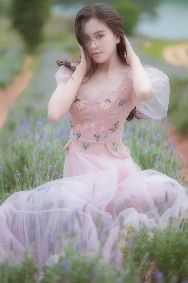Người đẹp sinh năm 2000 tự nhủ: "Vẫn còn 3/4 chặng đường phía trước, Vy hy vọng sẽ kịp thực hiện những dự án mà mình ấp ủ".
