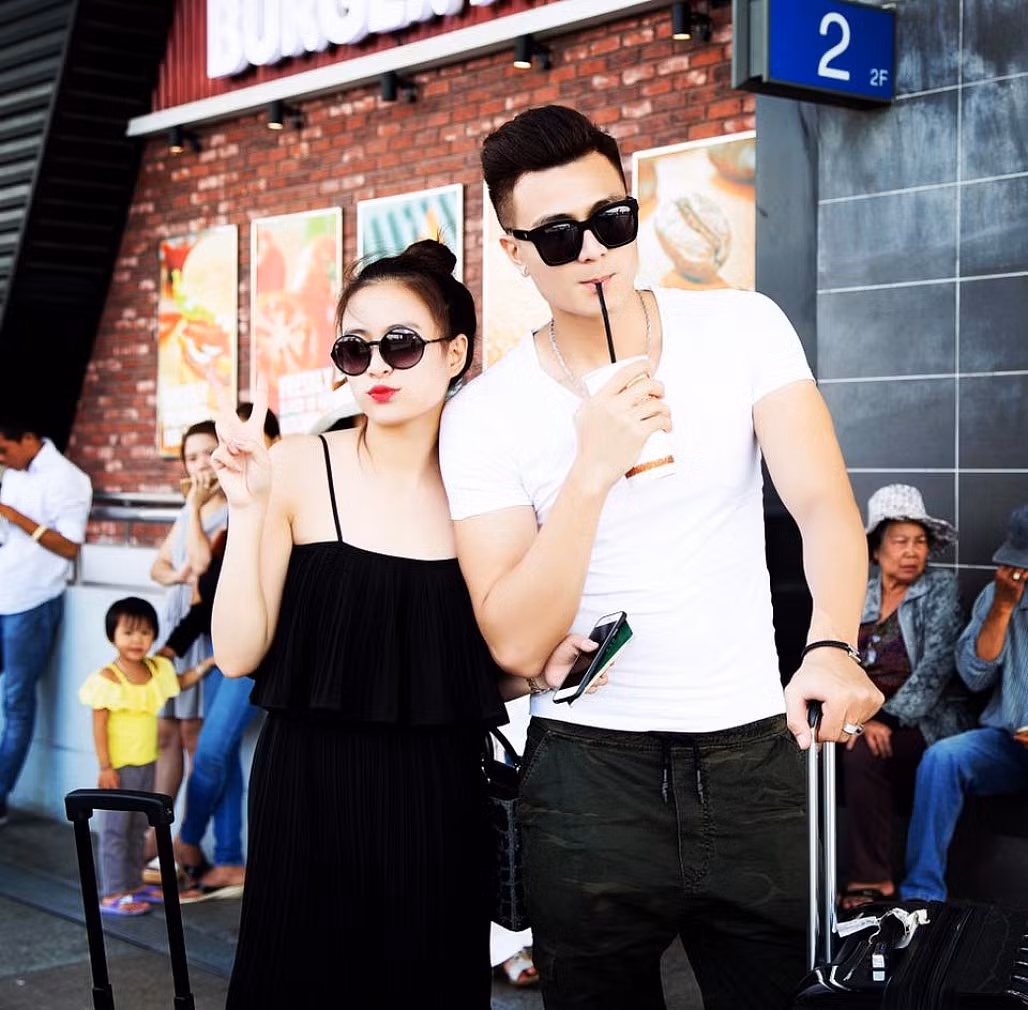 Sau đó, Hoàng Thùy Linh vướng tin đồn hẹn hò Vĩnh Thụy vào năm 2015. Nữ ca sĩ từng chia sẻ trên Zing chuyện giữ kín tình yêu với Vĩnh Thụy vì sợ sóng gió. Những tưởng cả hai sẽ vượt qua mọi rào cản để về chung một nhà, nhưng cuối cùng lại vướng nghi vấn chia tay từ hồi tháng 10/2018 khi cặp đôi không còn xuất hiện cùng nhau như trước nữa. Ảnh: FBNV.