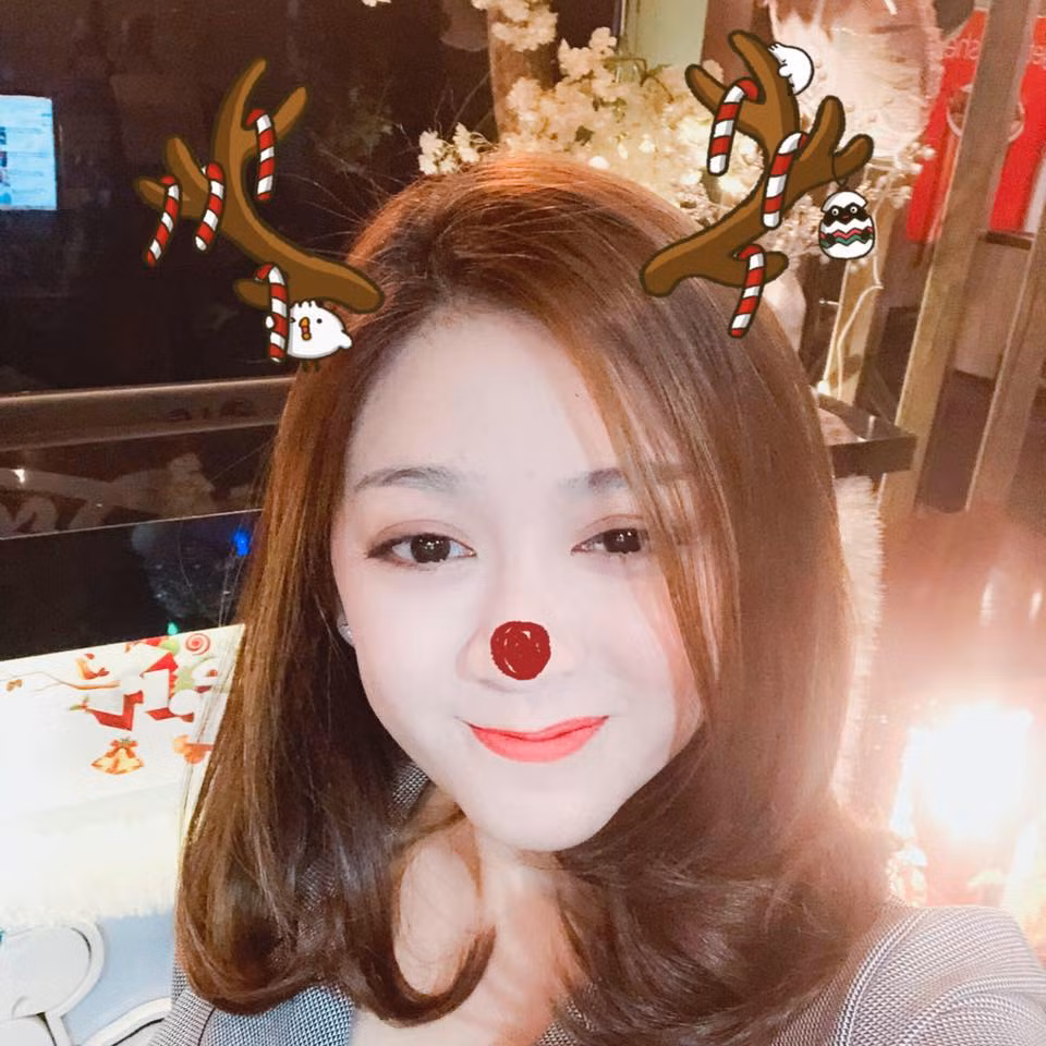 Hoàng Kim Phụng (nghệ danh Maika) sinh năm 1988, là con gái lớn của NSƯT Kim Tử Long và người vợ cả. Ảnh: FBNV.