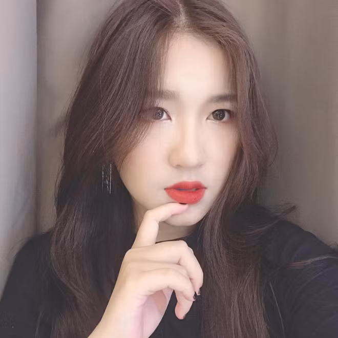 Trong 3 cô con gái của NSƯT Kim Tử Long, Gia Linh nhận được nhiều lời khen hơn cả về nhan sắc xinh như hot girl. Khác với diễn viên Maika, Gia Linh không theo đuổi nghệ thuật.