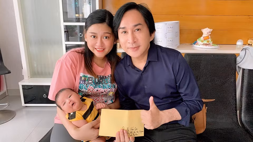 Tháng 5 vừa qua, nam nghệ sĩ cải lương chính thức lên chức ông ngoại ở tuổi 53 khi diễn viên Maika hạ sinh con gái đầu lòng sau 2 năm kết hôn.