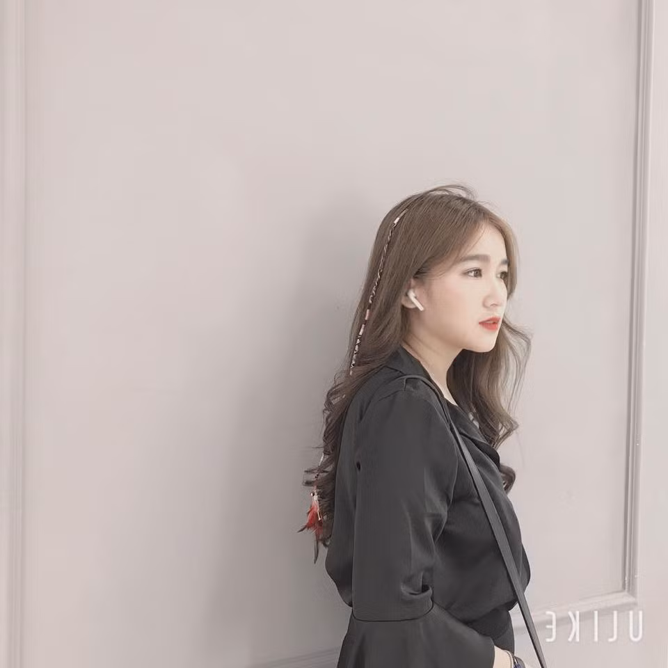 Cô bạn 19 tuổi này hiện là sinh viên trường ĐH Tôn Đức Thắng. Thời gian rảnh, Gia Linh giúp cha quản lý nhà hàng đồ nướng tại Sài Gòn.