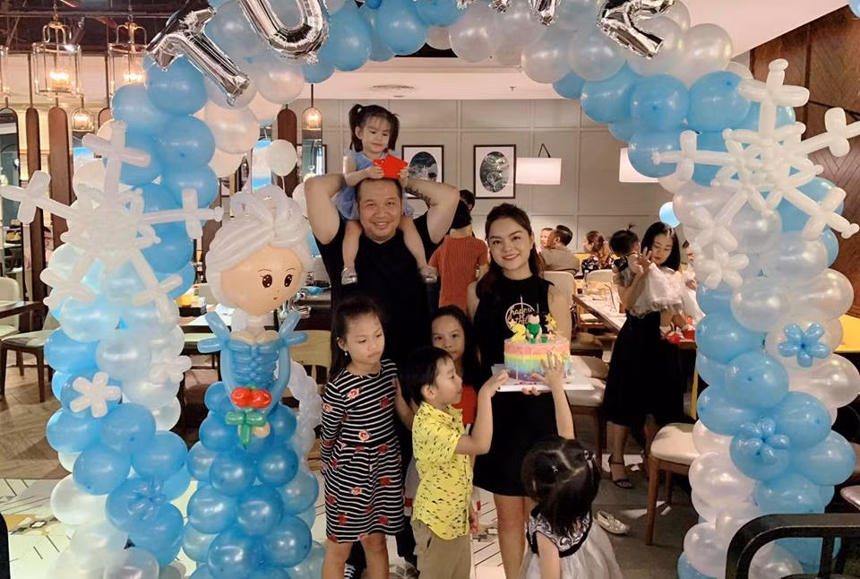 "Đứa thứ hai thì còn nhỏ nên vô tư, không biết gì, nhưng đứa thứ nhất thì hiểu nhiều. Điều tôi vừa thương con, vừa an tâm là con mạnh mẽ. Sự mạnh mẽ đó sẽ giúp con vượt qua được việc này.