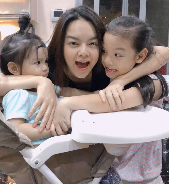 Nữ ca sĩ cho biết, dù trong công việc cô là người quyết đoán nhưng bản chất vẫn là phụ nữ, vẫn phải yếu đuối, vẫn có cái góc trong lòng mình mà mình không thể cố quá được. Điều quan trọng nhất vẫn là phải biết cân bằng để mạnh mẽ. Ảnh: FBNV.