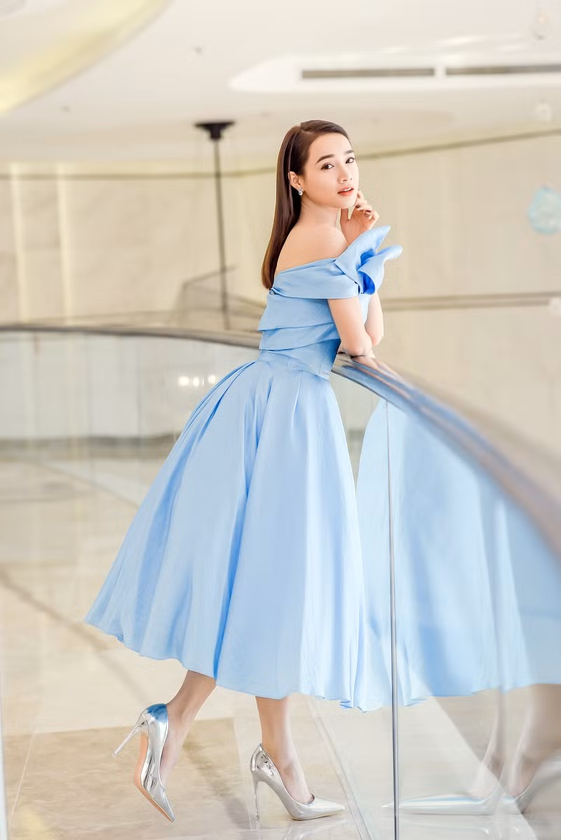 Sau thời gian vướng tin đồn sinh con, cô liên tục xuất hiện tại các sự kiện với những bộ trang phục gợi cảm, khoe trọn vẻ đẹp “mòn con mắt”.