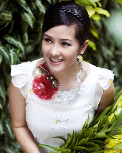 Là một trong 4 diva làng nhạc Việt nhưng Hồng Nhung lại khá kín tiếng trong chuyện đời tư nên mãi sau này, công chúng mới biết được rằng cô "Bống" từng không được may mắn trong cuộc hôn nhân đầu.