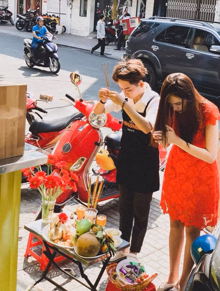 Giữa tin đồn yêu đồng tính, Diễm Hương đã chia sẻ trên Helino rằng, đó chỉ là một người em, người cộng sự cùng hợp tác mở dự án quán nước với mình.
