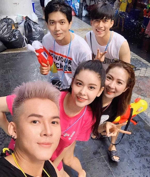 Thời gian mới công khai chuyện ly hôn, cặp đôi ca sĩ vẫn sống chung một mái nhà vì trách nhiệm với cậu con trai đầu lòng. Cả hai còn nhiều lần bị bắt gặp đi xem phim, du lịch hay tụ họp bạn bè cùng nhau.