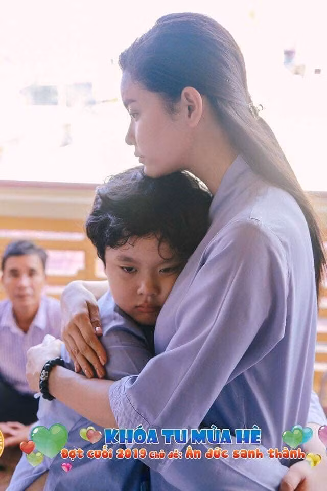 Đầu tháng 8 vừa qua, vợ cũ Tim chia sẻ hình ảnh cô và con trai quy y cửa Phật với pháp danh Vạn Ngọc và Vạn Nhiên.