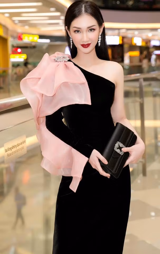 Dù theo đuổi phong cách thời trang kín đáo hay gợi cảm, bà mẹ một con vẫn vô cùng cuốn hút. Ảnh: Kiệt Tuấn Nguyễn.