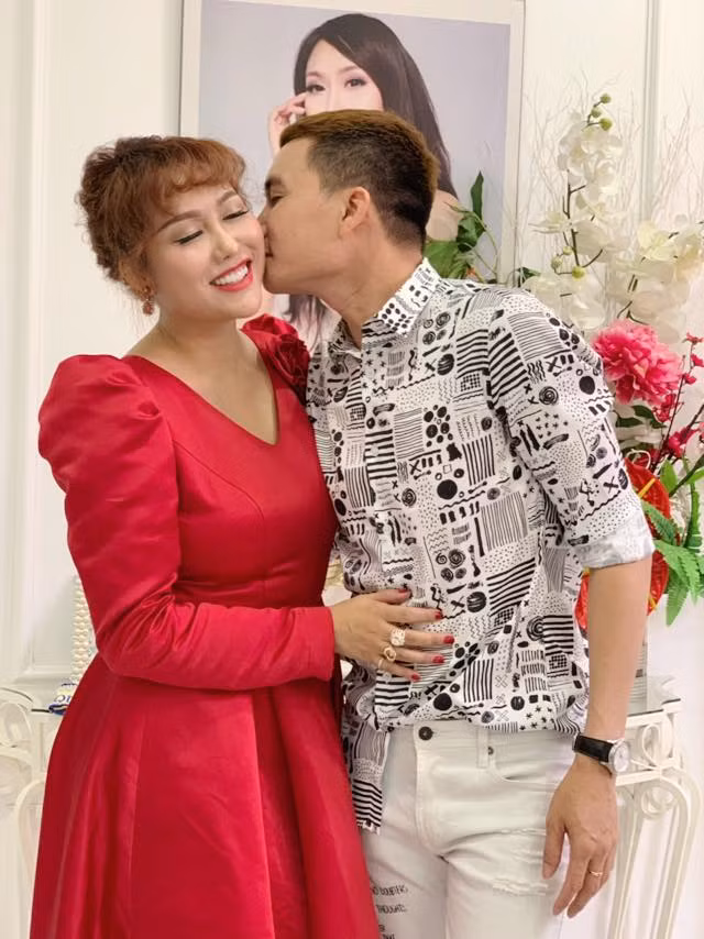 Trong một bài phỏng vấn trên Dân Việt, người đẹp Hà Nội tiết lộ: "Thực tế đàn ông theo đuổi tôi xếp hàng dài, con số đó ngày càng tăng. Có chàng theo đuổi ít là 6 tháng, nhiều là trên 1 năm". Bản thân Phi Thanh Vân cũng vẫn luôn sàng lọc, lựa chọn kỹ lưỡng, đồng thời xây dựng giá trị bản thân thật cao để đại gia xứng tầm tự tìm đến.