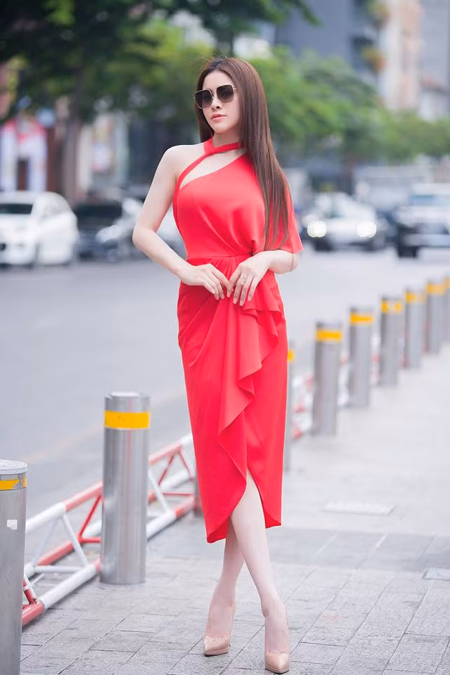 Bỏ mặc đằng sau những "vận đen" của năm cũ, Thư Dung tái xuất mới nhất với hình ảnh sang chảnh, diện bộ đầm đỏ rực, tạo dáng gợi cảm ngay trên đường phố ngày đầu năm mới.