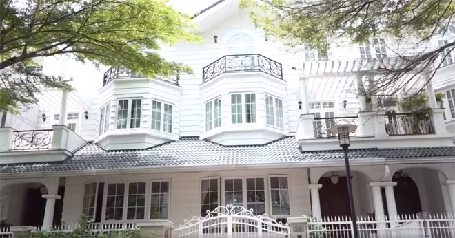 Trước khi chia tay, Dương Cẩm Lynh có cuộc sống xa hoa bên trong căn nhà 200m2 hệt như 1 biệt phủ cổ xưa nằm ngay trung tâm Sài Gòn. Ông xã của cô cũng rất tâm lý khi thường xuyên tặng hoa cho vợ.