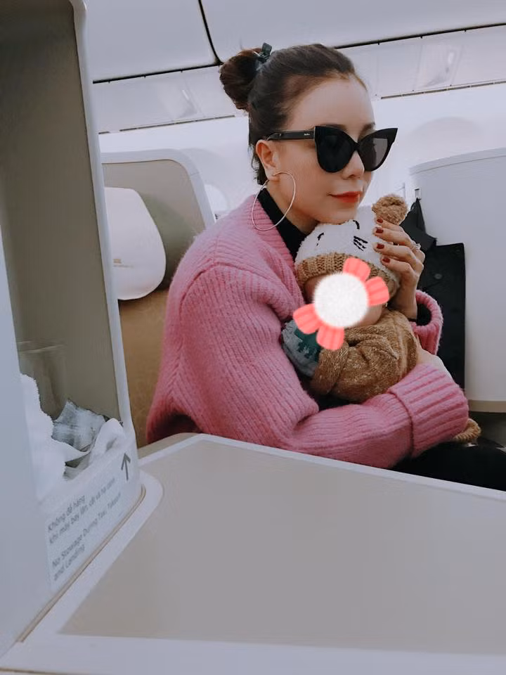 Không chỉ ép bạn gái phá thai, người đàn ông mà Trà Ngọc Hằng tin tưởng trao trọn thân xác còn phũ phàng đến nỗi nhờ chủ nhà đòi lại căn hộ mà anh đã mua cho Trà Ngọc Hằng trước đó. Cuộc tình với người đàn ông từng có vợ kéo dài 2 năm kết thúc, chân dài ra đi với 2 bàn tay trắng.