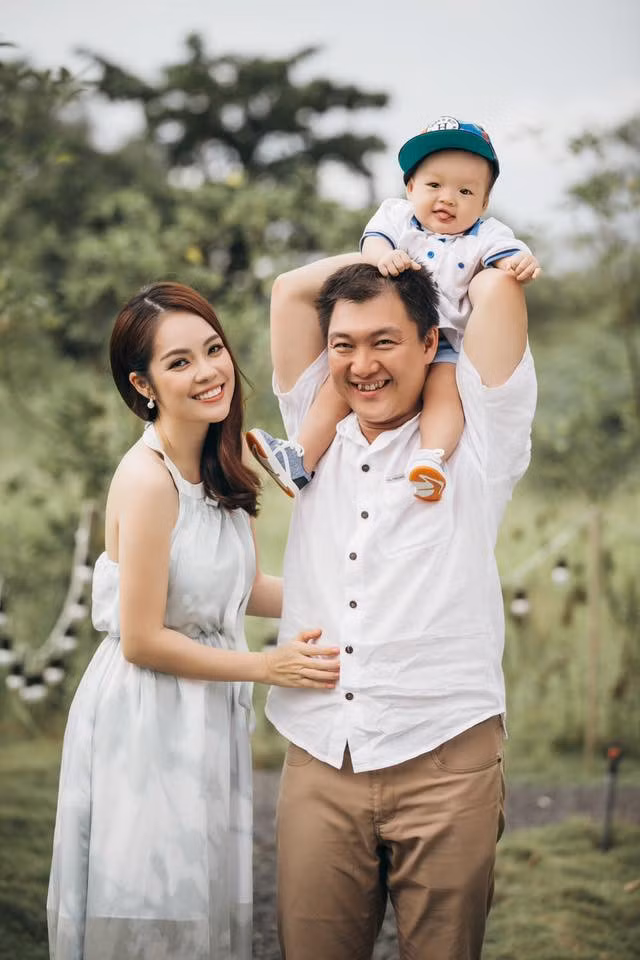 Cuối tháng 9/2018, nữ diễn viên Dương Cẩm Lynh cũng khiến người hâm mộ không khỏi tiếc nuối khi tuyên bố đã chia tay với người chồng đại gia và hiện đang làm mẹ đơn thân.