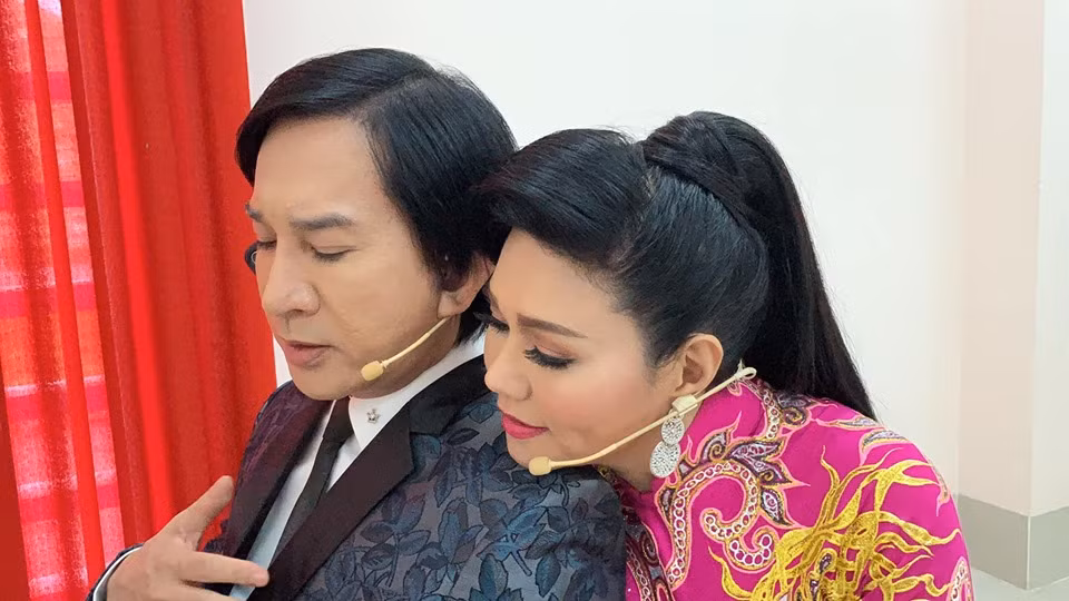 Sau gần 20 năm theo chồng sang Mỹ định cư, nghệ sĩ Ngọc Huyền có cơ hội trở về Việt Nam hội ngộ cùng Kim Tử Long trong liveshow do chính nam nghệ sĩ dành tặng cho chị vào cuối năm 2017. Hai nghệ sĩ cũng cùng tham gia nhiều gameshow trên truyền hình.
