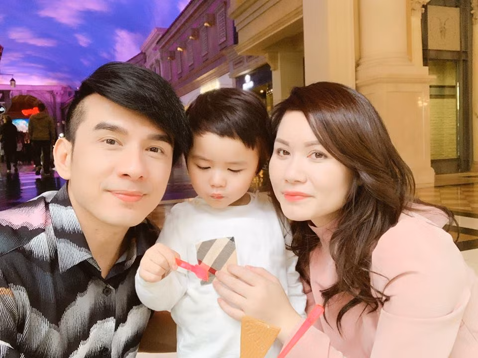 Không chỉ Đan Trường mà bà xã doanh nhân của anh cũng ngày càng trẻ trung và xinh đẹp.