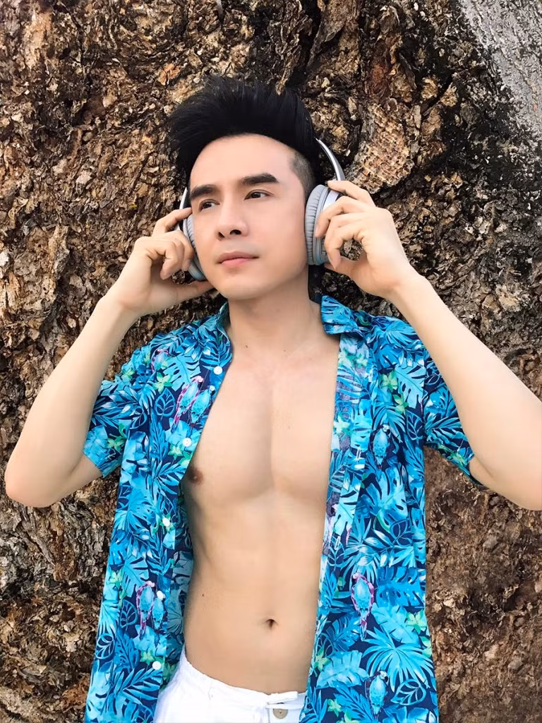 Để có được ngoại hình trẻ trung như hiện tại, giọng ca "Tình khúc vàng" phải trải qua quá trình nỗ lực tập luyện thể thao, áp dụng chế độ ăn uống khoa học...