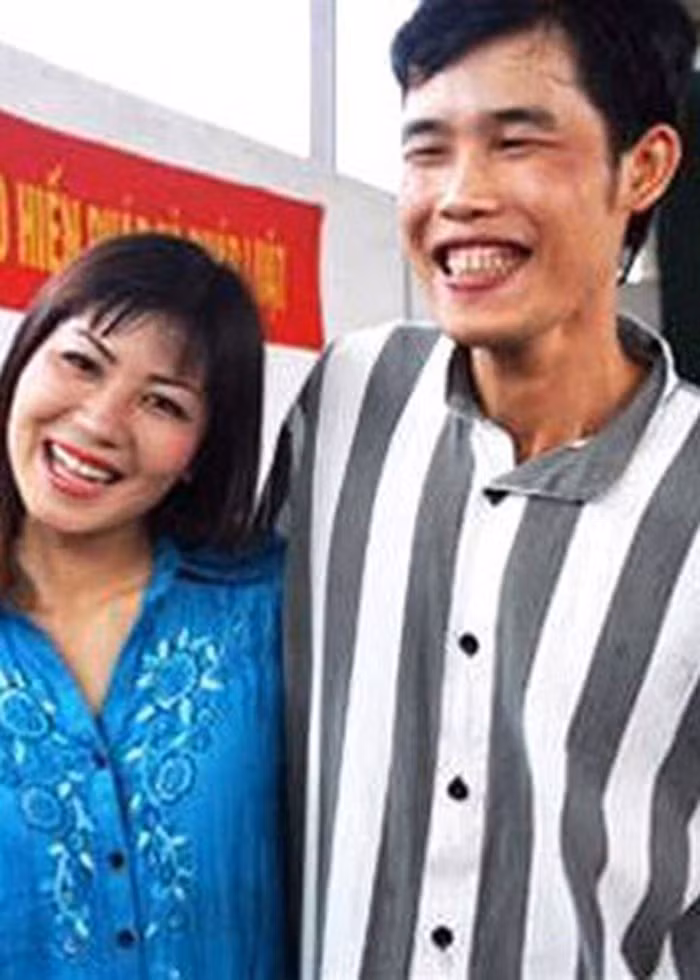 Hôn nhân của Hiệp Gà cũng ồn ào không kém khi anh được mệnh danh là nam nghệ sĩ "thay vợ như thay áo". Thanh Quý là người vợ đầu của Hiệp Gà. Cô luôn sát cánh bên nam diễn viên hài thời điểm anh vướng vòng lao lý. Tuy nhiên, khi ra tù, anh bất ngờ tuyên bố đã ly hôn. Ảnh: Giadinhxahoi.