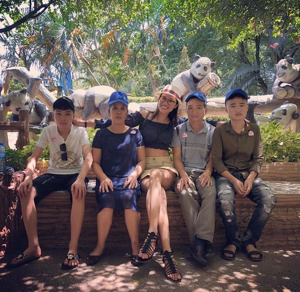 Cô có nhiều cơ hội hơn trong công việc, thường xuyên xuất hiện ở các sàn diễn thời trang và nhận được nhiều lời mời quảng cáo... Người đẹp không chỉ đưa gia đình đi chơi mà còn có cơ hội được sang nước ngoài như "cơm bữa".