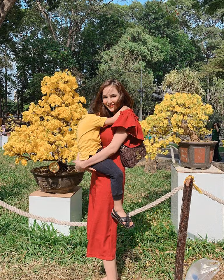 Sau 9 năm đăng quang, dù dấu vết thời gian đã lộ rõ trên gương mặt nhưng Diễm Hương vẫn giữ được nụ cười duyên dáng, rạng rỡ ngày nào.