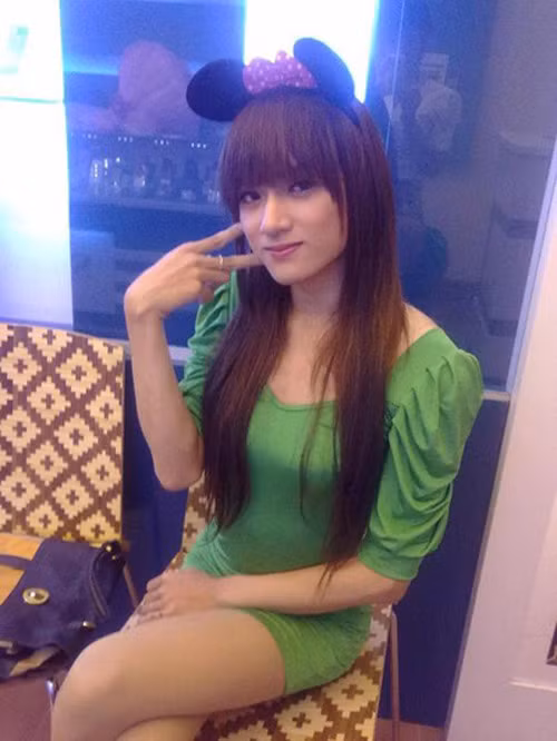 Dù được khen ngợi khi hóa trang thành nữ nhưng năm 2011, Hương Giang vẫn quyết định sang Thái Lan phẫu thuật chuyển giới để trở thành một người con gái đúng nghĩa.