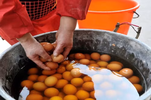 Choáng váng với món trứng luộc nước tiểu trẻ em Choang vang voi mon trung luoc nuoc tieu tre em