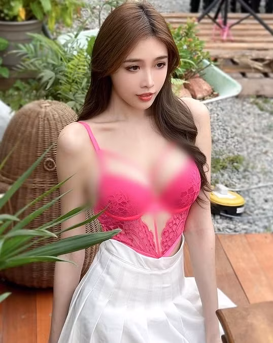 Fedora là một trong những hot girl gợi cảm rất nổi tiếng ở Malaysia. Cô nàng gây chú ý nhờ gu thời trang hở hang, táo bạo. (Nguồn ảnh: IG)