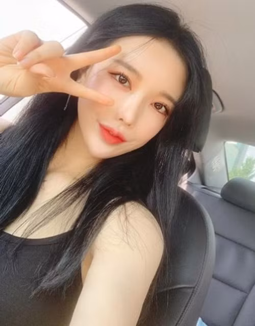 Seul là một trong những gương mặt mới trong dàn hot girl xứ sở kim chi. Cô nàng sở hữu khuôn mặt xinh đẹp và dáng vóc chữ S bốc lửa. (Nguồn ảnh: IG)
