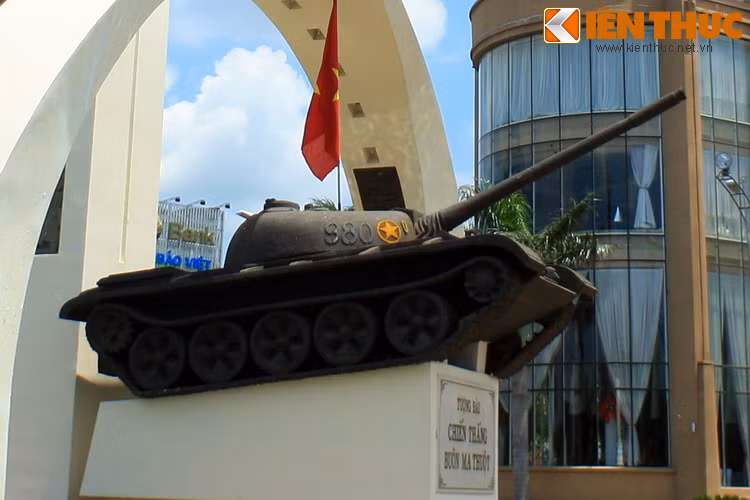 Hai bên tháp pháo của xe đắp nổi số 980. Phía sau ba chữ số này là có một câu chuyện mà không phải ai cũng biết, nhất là đối với những du khách phương xa.