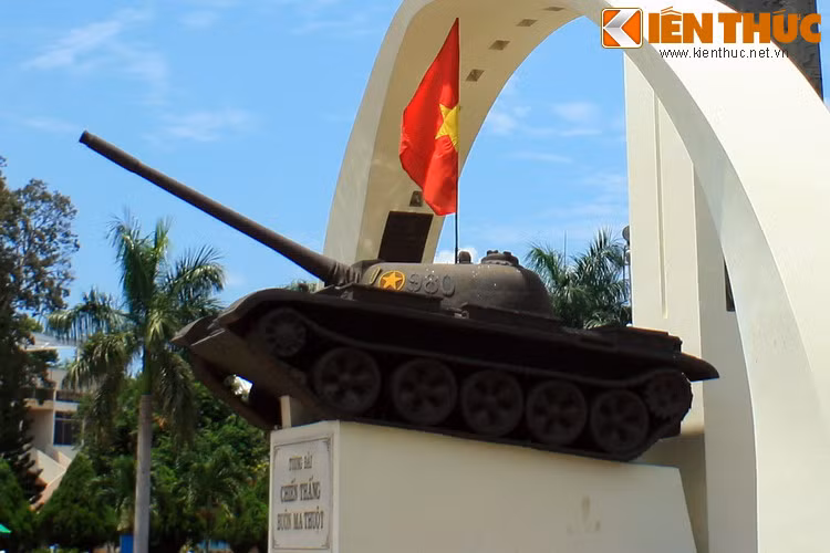 Chiếc xe mới này mang số hiệu 980. Đây chính là số hiệu của chiếc xe tăng mà Anh hùng Đoàn Sinh Hưởng - nguyên đại đội trưởng Đại đội xe tăng 9 của Trung đoàn 273 sử dụng trong trận Buôn Ma Thuột năm 1975.