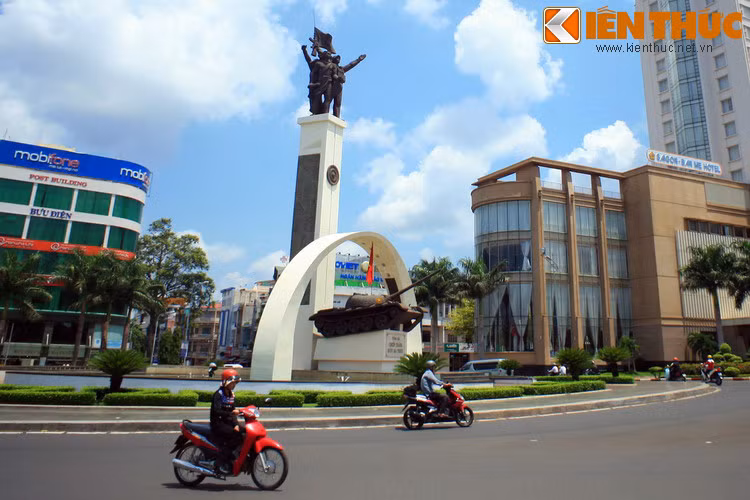 Tuy nhiên, sau đó có nhiều ý kiến phản hồi khác nhau về tượng đài, đáng chú ý là chiếc xe tăng được đặt ở đây. Theo đó, xe tăng T34-85 là loại xe cũ và không hề tham gia trận đánh Buôn Ma Thuột, việc đặt nó ở Ngã Sáu là không phù hợp.
