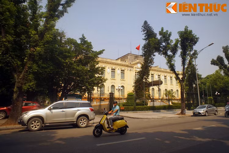 Bác Hồ làm việc ở Bắc Bộ phủ đến khoảng tháng 11/1946 thì rời nơi đây ra ngoại thành, đến địa điểm bí mật tại Đấu Đong ở Bưởi và Biệt thự cây liễu ở gần Cầu Mới rồi ra Vân Canh, nhằm đáp ứng với yêu cầu hoạt động trong hoàn cảnh cách mạng mới.