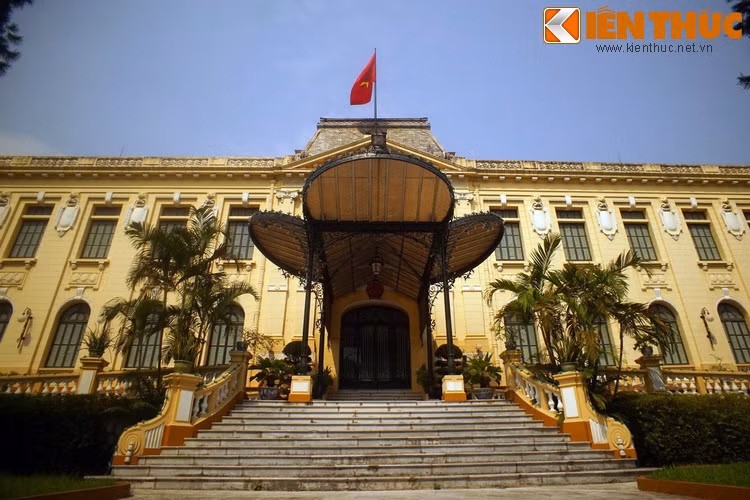 Cách mạng Tháng Tám thành công, tòa nhà mang tên gọi mới là Bắc Bộ phủ. Từ sau Lễ Độc lập ngày 2/9/1945, Chủ tịch Hồ Chí Minh từ nhà số 48 Hàng Ngang đã chuyển về Bắc Bộ phủ ở và làm việc.