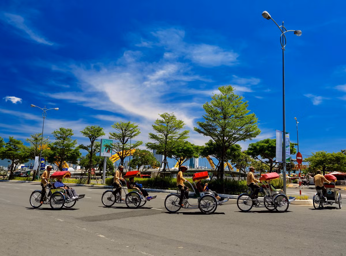 Những chiếc xích lô trên phố biển. Ảnh: Ramsey Pui/ 500px.com.