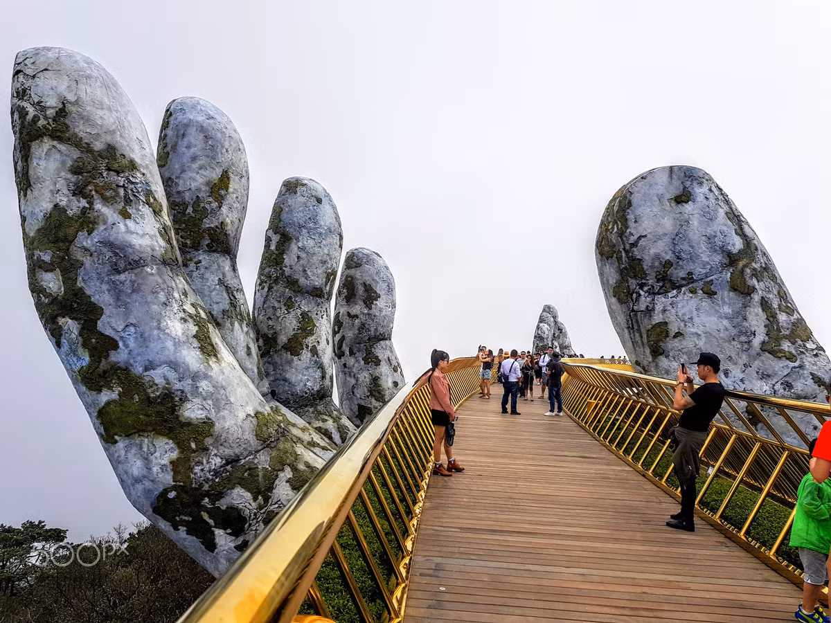 Trên cầu Vàng trứ danh Bà Nà. Ảnh: Hussein Hazimeh/ 500px.com. Mời quý độc giả xem video: Đà Nẵng chuyển mình xứng tầm "anh cả" miền Trung. Nguồn: VTC1. 
