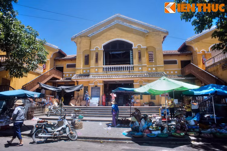 Khi cảng thị Hội An suy tàn, chợ Hội An cũng thu hẹp về quy mô, chỉ còn mang tầm vóc một khu chợ địa phương. Vào thời thuộc địa, chợ được xây lại trong khuôn viên hình chữ nhật, kết cấu xây bằng gạch, cửa vòm... với nhiều nét kiến trúc phương Tây mà ngày nay vẫn còn được lưu giữ.