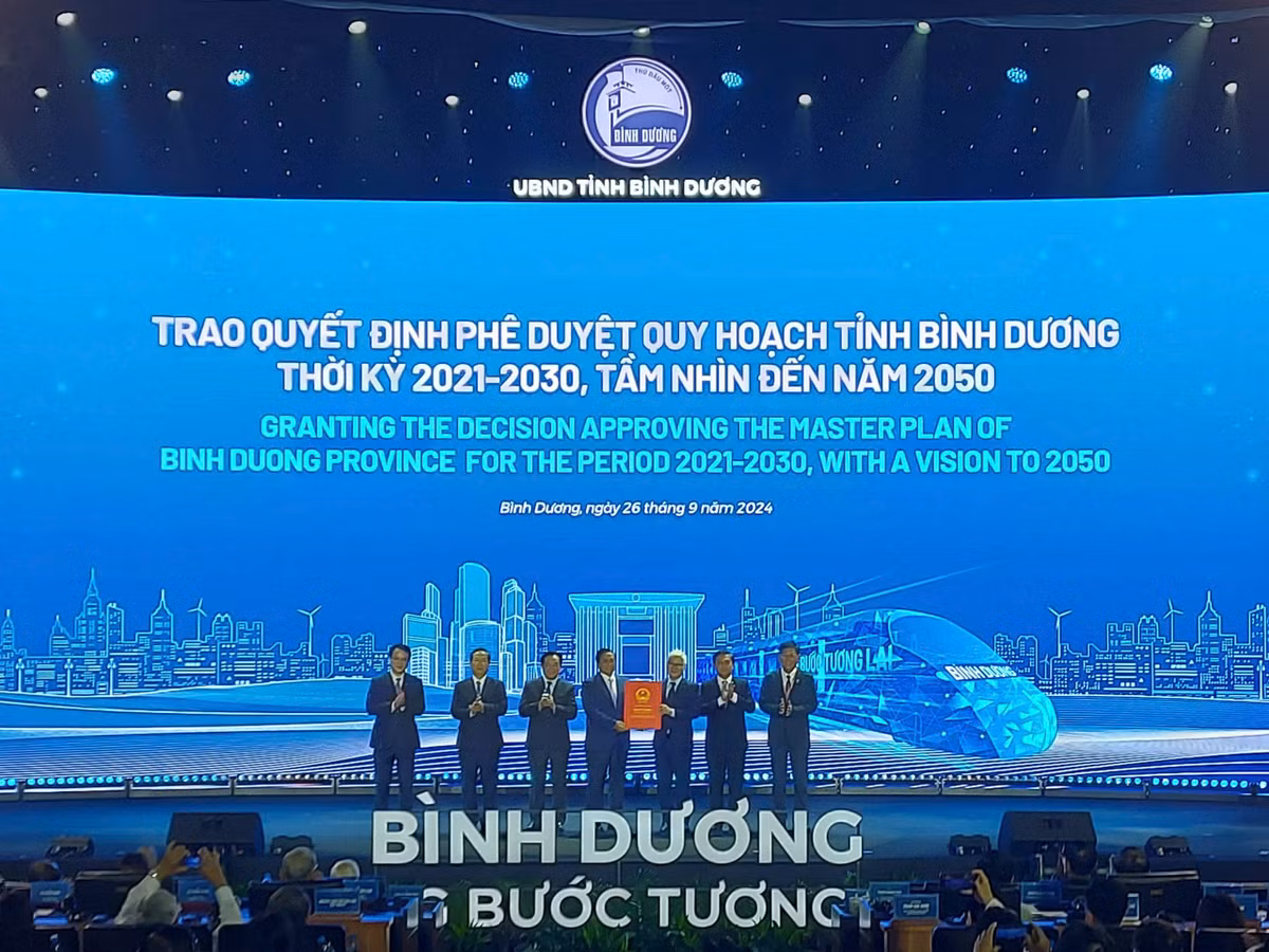 Thu tuong Pham Minh Chinh trao quyet dinh cong bo Quy hoach tinh Binh Duong