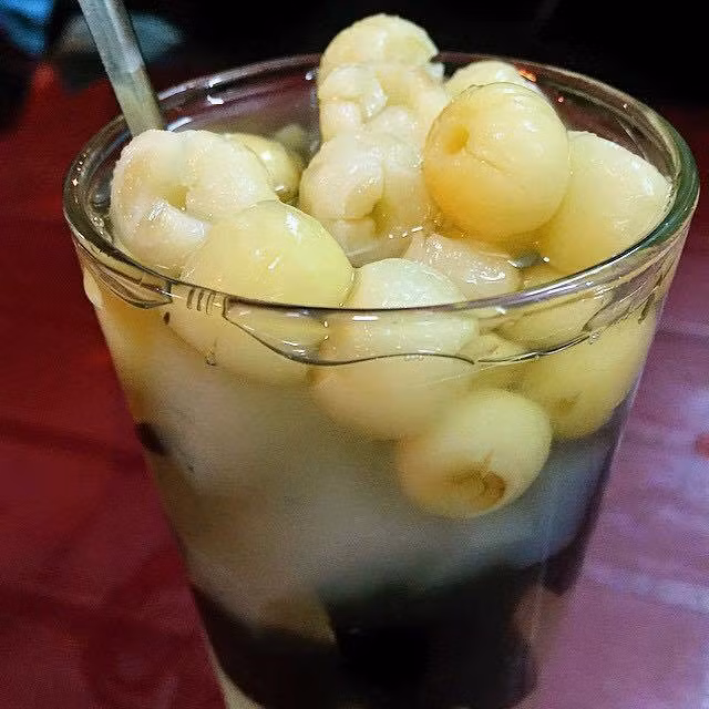 Khu sinh tố Phạm Hồng Thái: Đây là khu phố chuyên bán các món giải khát như chè, sinh tố, kem, caramen, sâm bổ lượng. 