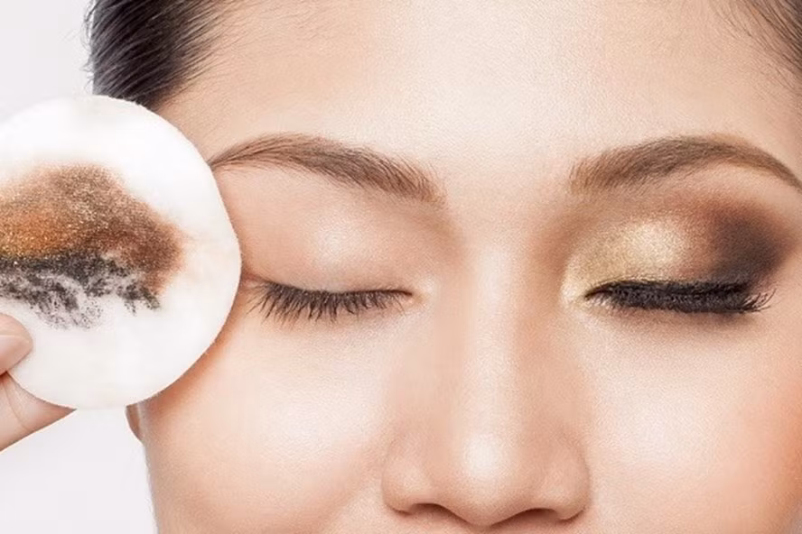 Không ngờ quên tẩy trang trước khi ngủ có thể gây hại khủng khiếp thế này Khong ngo quen tay trang truoc khi ngu co the gay hai khung khiep the nay